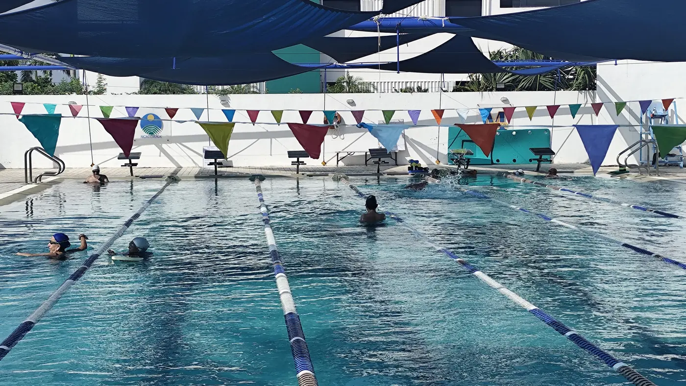 Clase de natación para adultos en Monteverde, Cancún